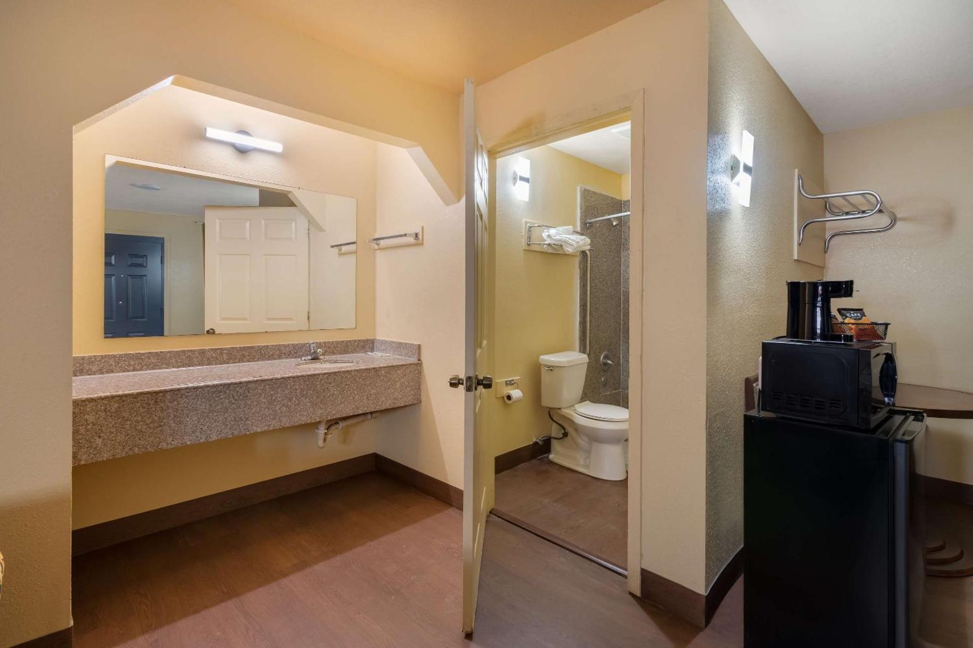 Rodeway Inn & Suites East نيو أورلينز المظهر الخارجي الصورة
